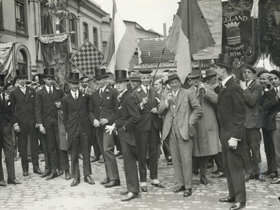 99869 Afbeelding van de intocht van de reünisten, op het Stationsplein te Utrecht, bij de viering van het 58ste lustrum ...